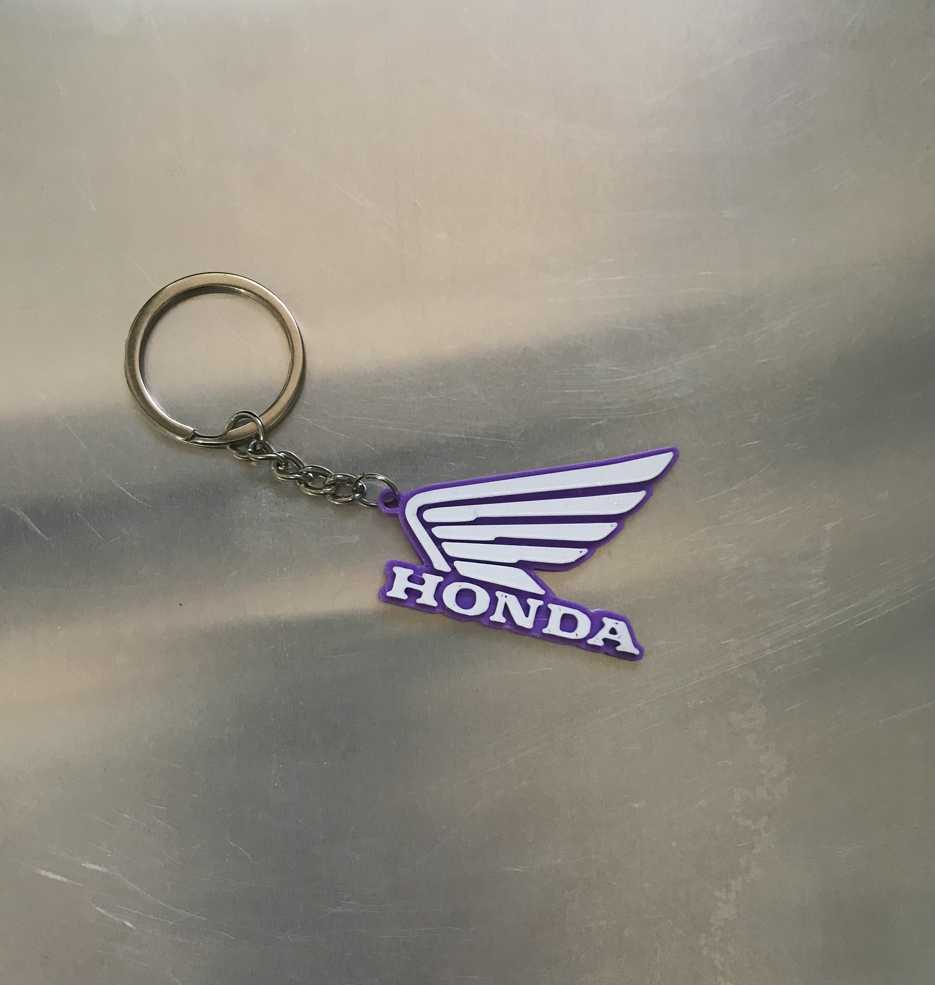 Llavero HONDA lila con blanco