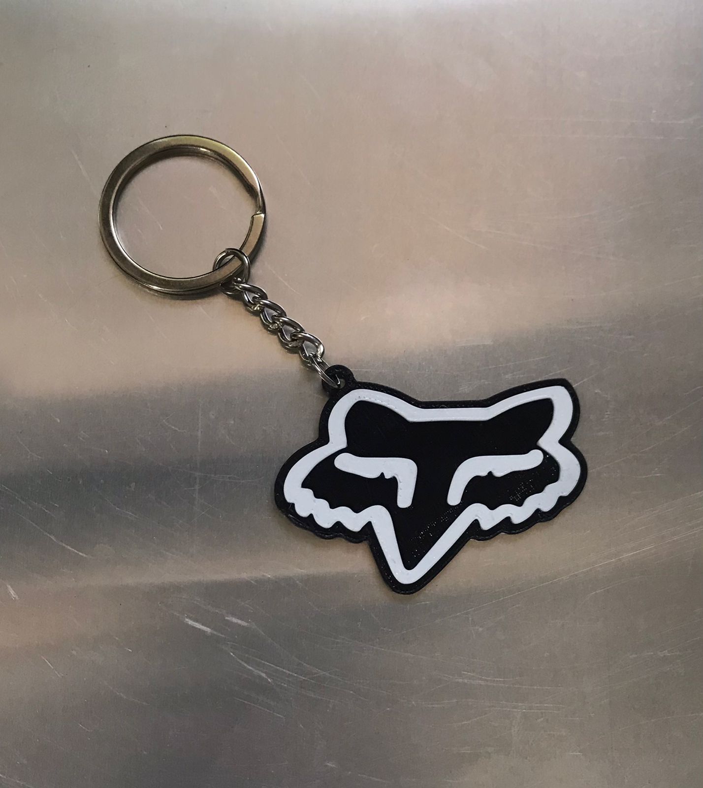Llavero FOX negro con blanco 