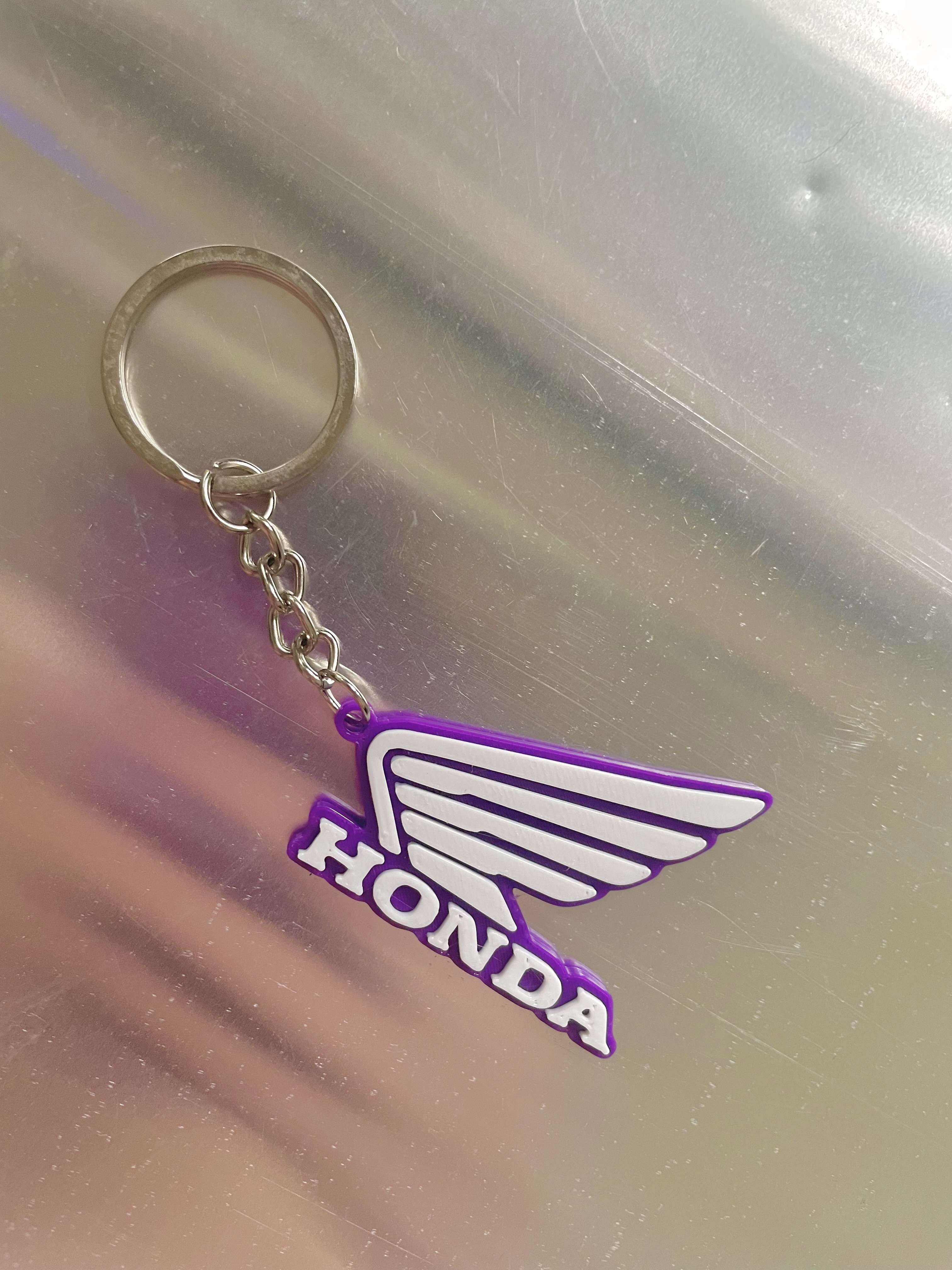 Llavero HONDA violeta con blanco